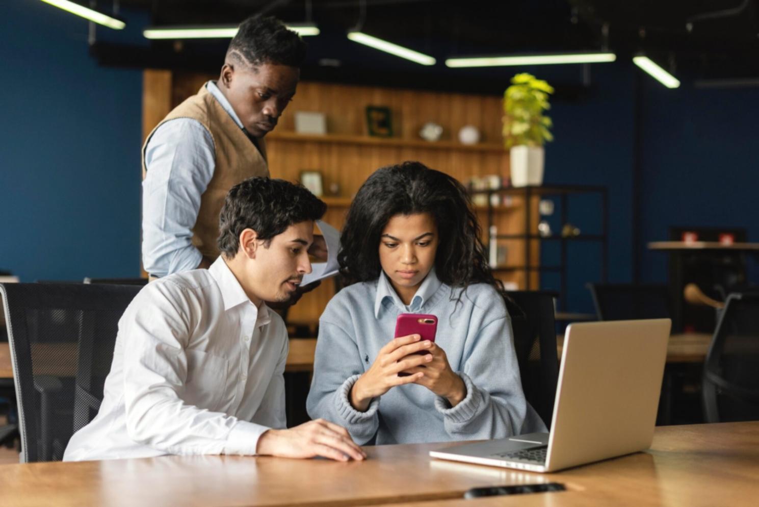 Finanzplanung und Beratung in modernem Büro