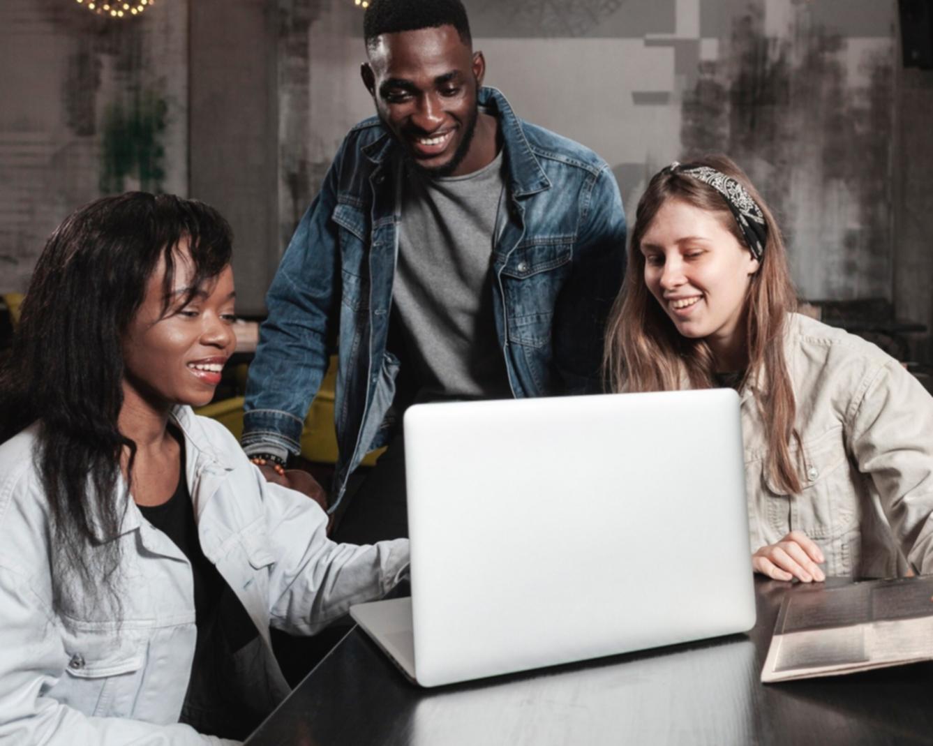 Professionelle Finanzberatung in modernem Büroumfeld